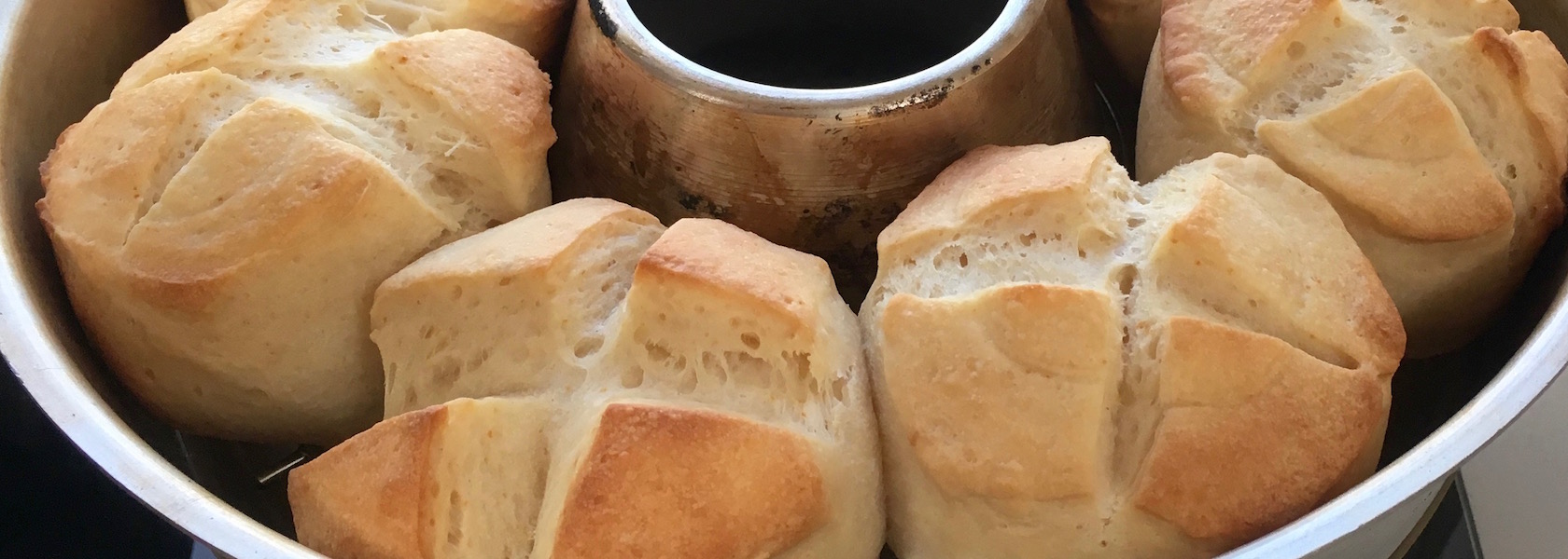 Frische Brötchen im Campingbackofen Omnia