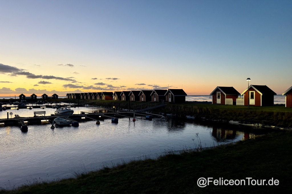 Niedliche Häuser am Hafen von Saeby im Sonnenuntergang